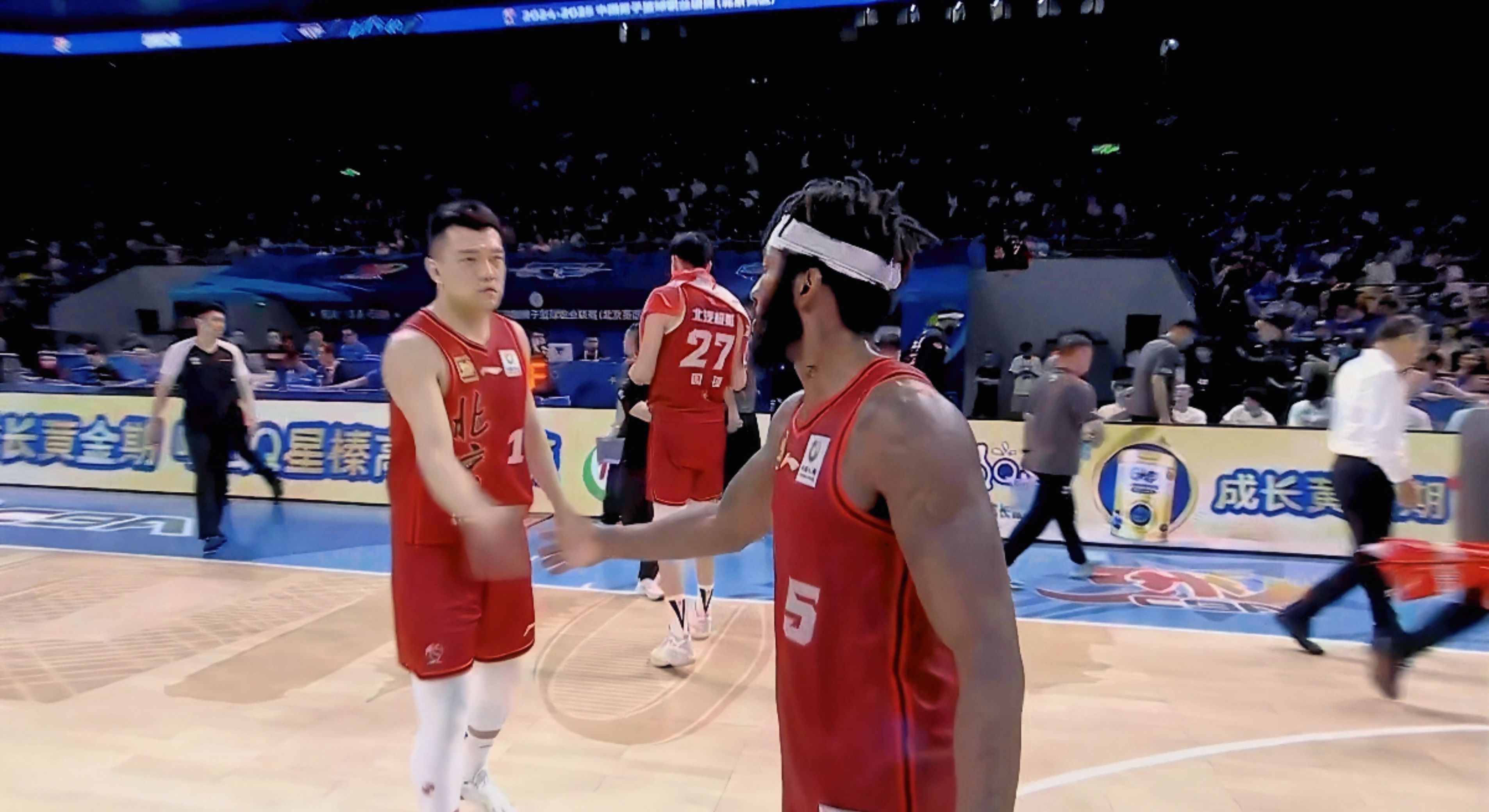 华体会vip注册-球员们在场上展现团队力量,获得胜利