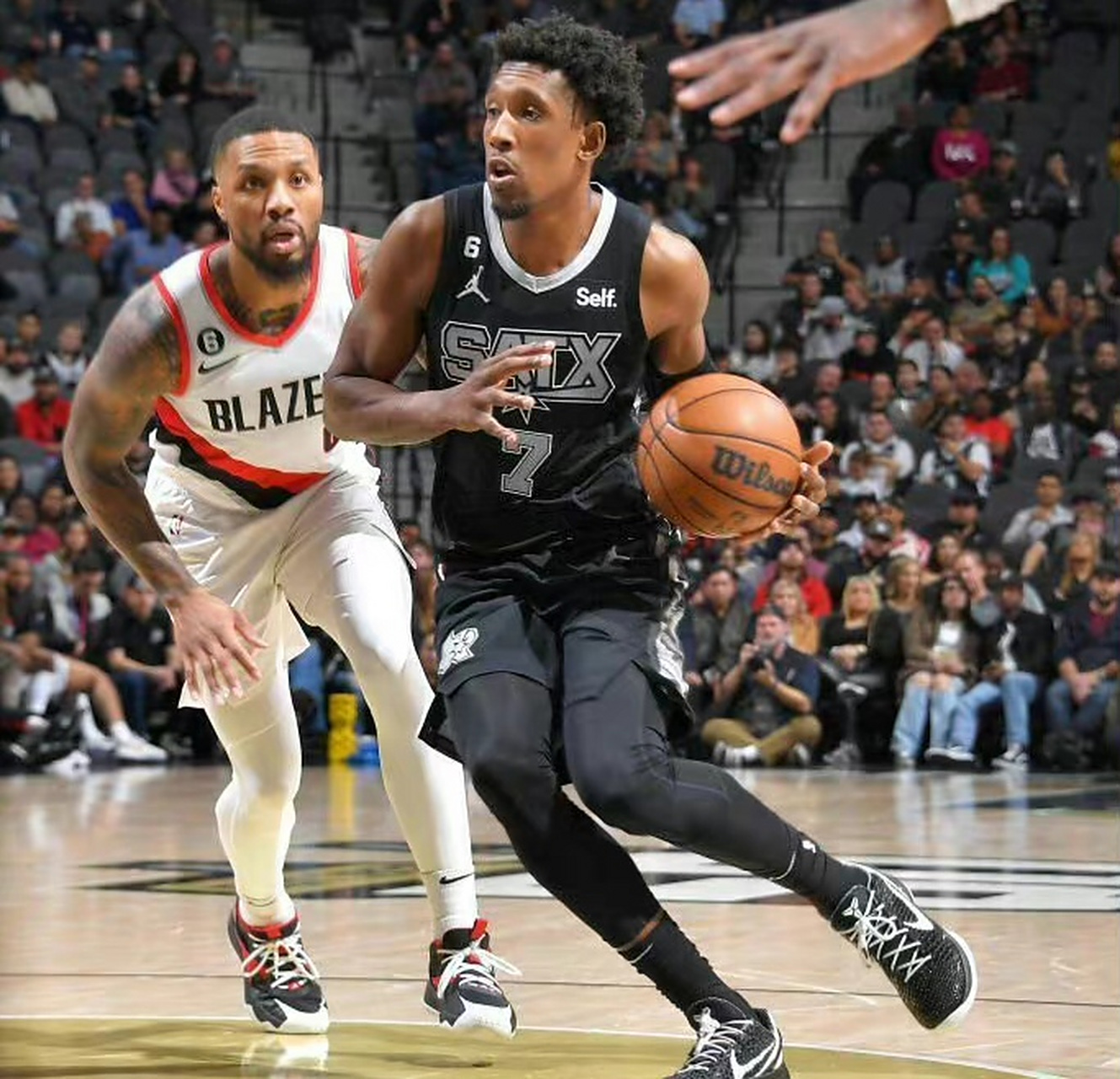 开拓者胜马刺,利拉德率队复仇成功。 开拓者胜马刺,利拉德率队复仇成功。