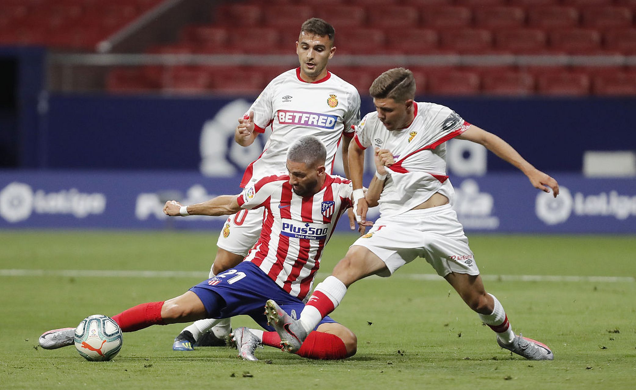 塞维利亚后卫表现出色，球队防守壁垒