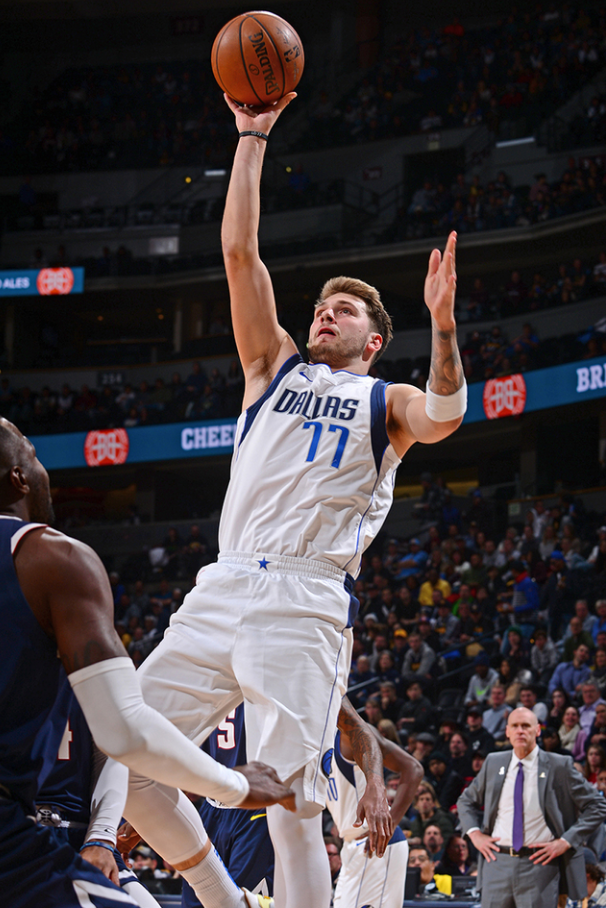 绿军险胜掘金，主场保持不败